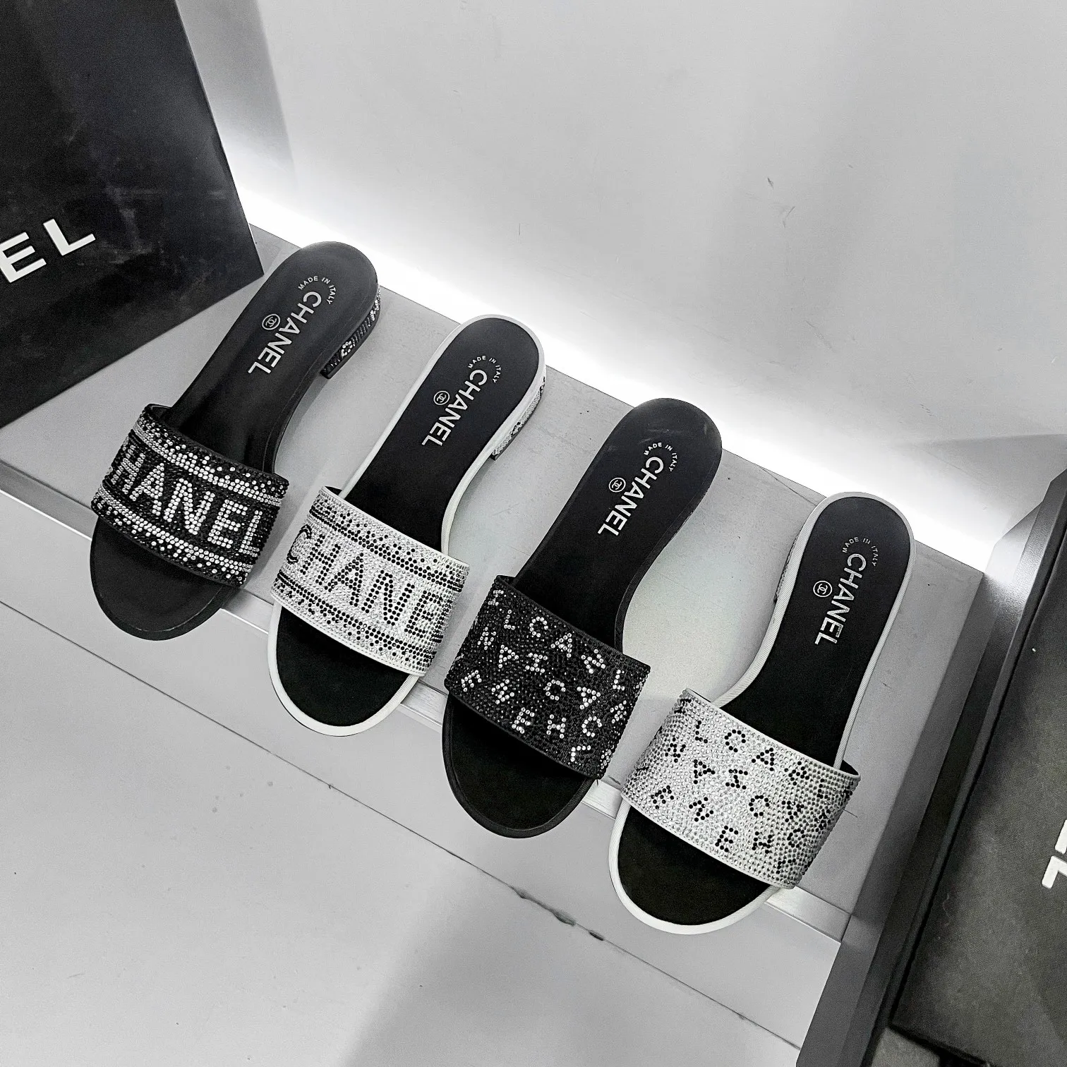 👟👟Ex-factory price 440👟👟 Xiaoxiang Chanel rhinestone slippers with large black rhinestone letters, these really blingbling slippers are full of diamonds. They are both classic and artistic, and can be styled according to your daily style. The characteristic is that the hot diamonds are particularly shiny. They are made with heavy craftsmanship and are not easy to fall off. They have the sexy temperament of celebrities and are versatile. Color: black, white, 35-40 leather outsole